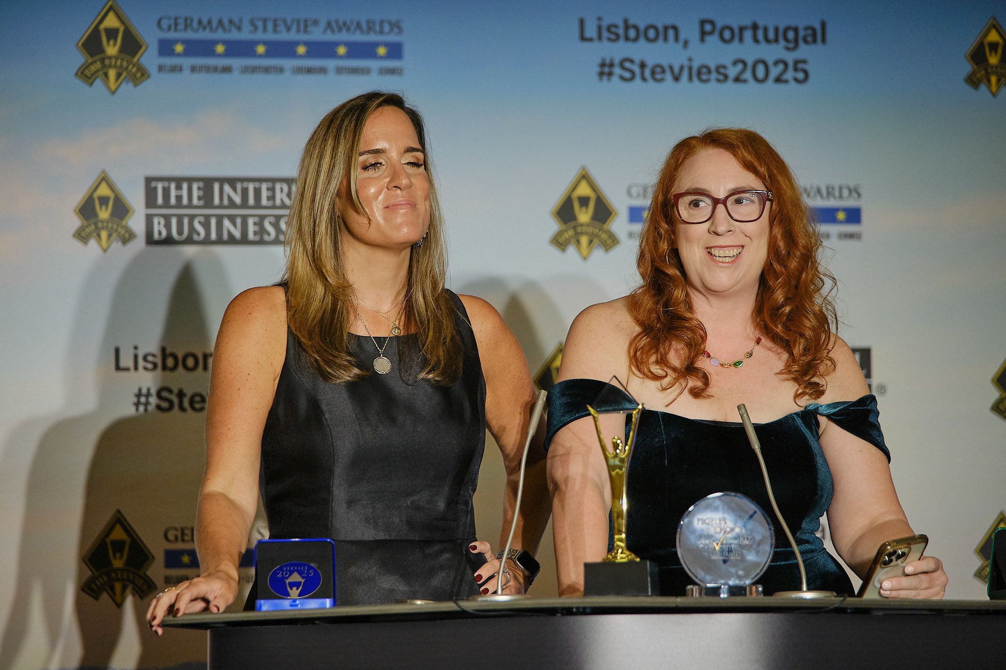 Grupo de ganadores posando juntos con sus trofeos Stevie en la gala de los International Business Awards® 2025