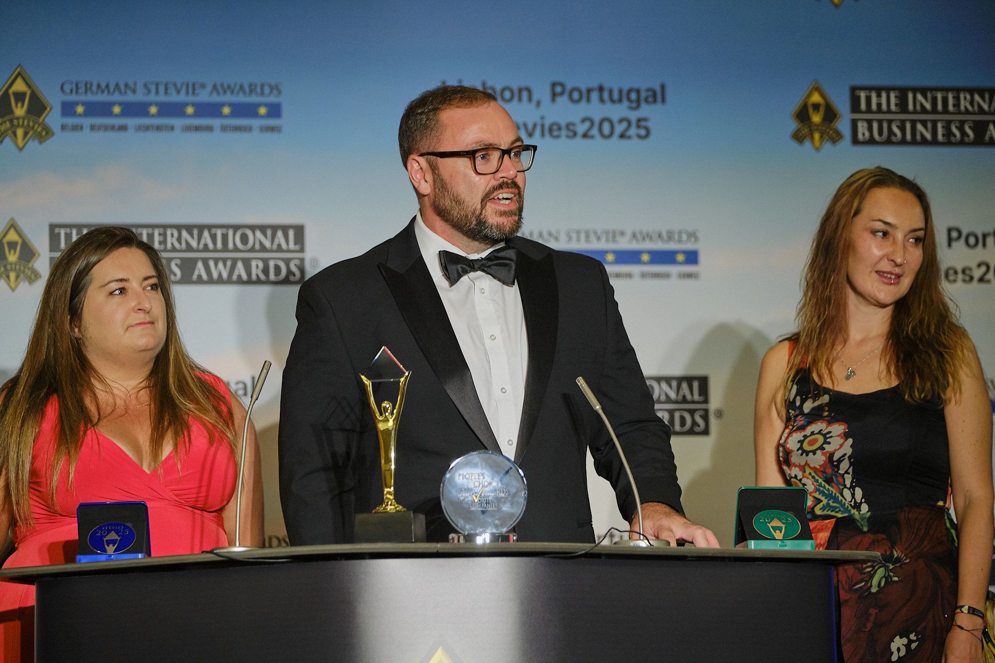 Ganador siendo entrevistado en la alfombra roja de los International Business Awards® 2025 con su trofeo Stevie