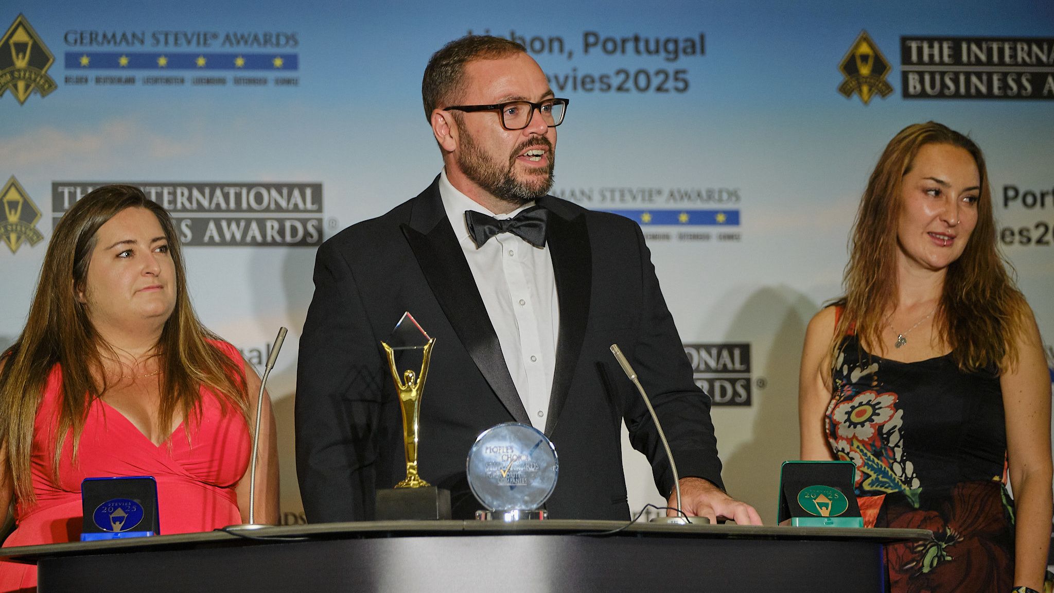 Ganador siendo entrevistado en la alfombra roja de los International Business Awards® 2025 con su trofeo Stevie
