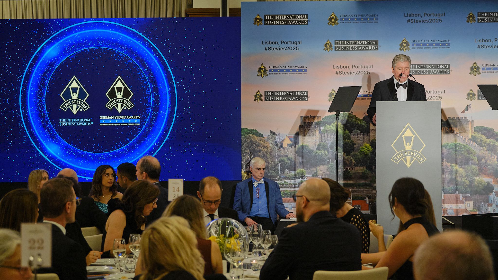 Grupo de ganadores celebrando con sus trofeos Stevie al cierre de la gala de los International Business Awards® 2025