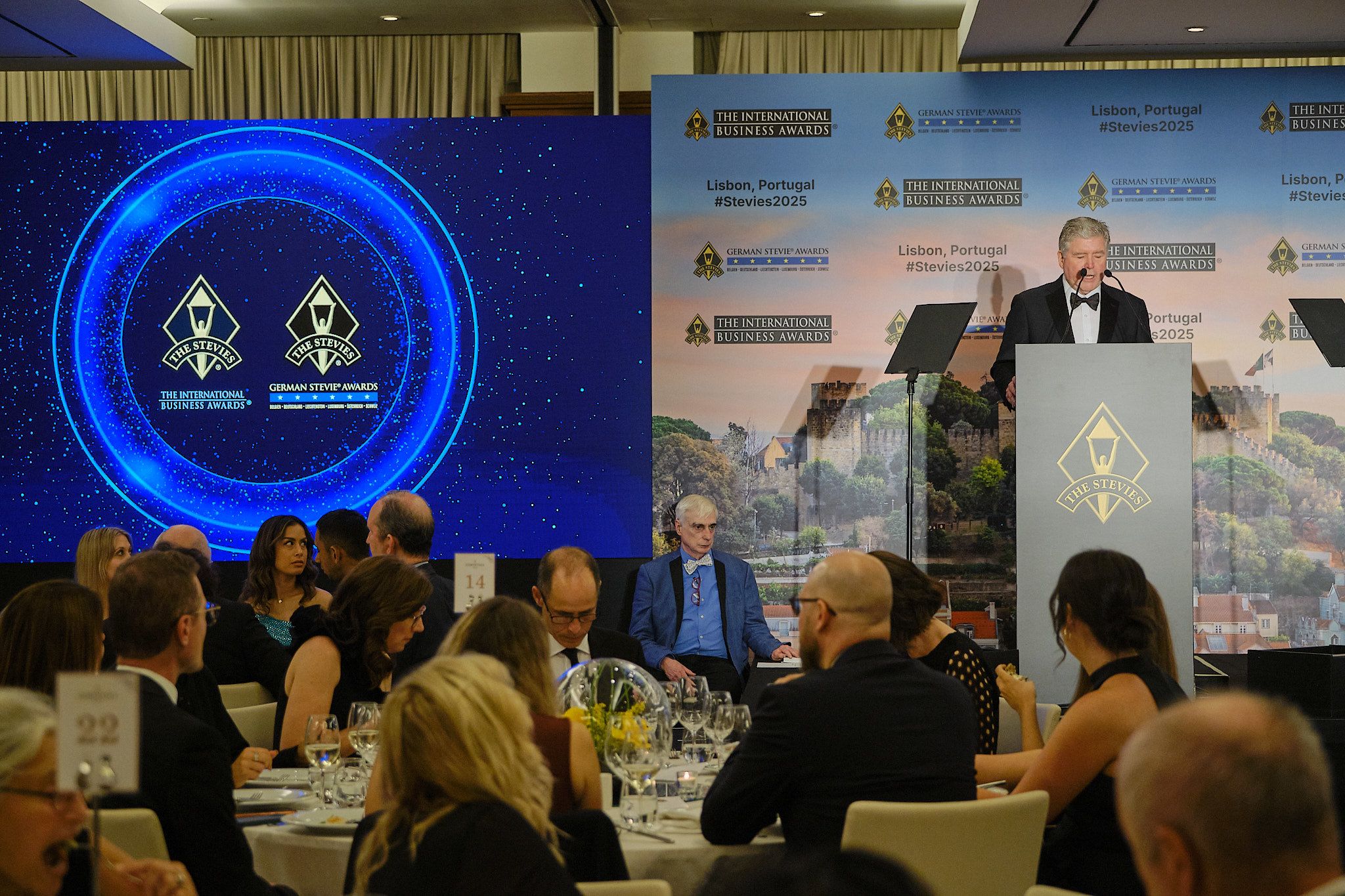 Grupo de ganadores celebrando con sus trofeos Stevie al cierre de la gala de los International Business Awards® 2025